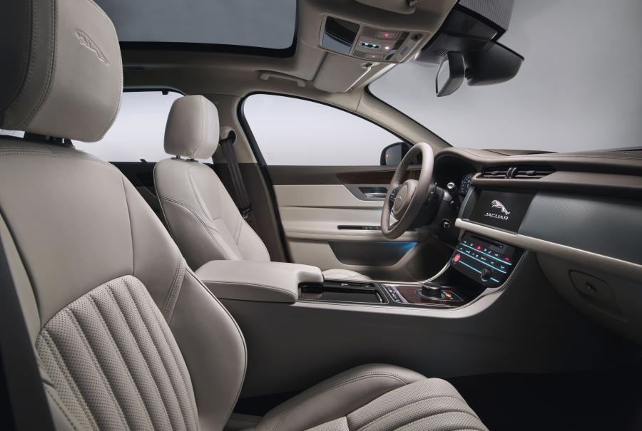 Интерьер Jaguar XF 2.0d Sportbrake 2017 года  (WW) (фото 34 из 47)